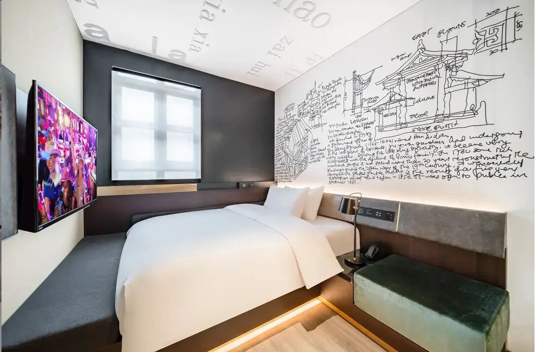 Espacio para trabajar con laptop y tabla de planchar con plancha 