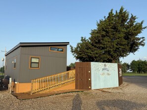 Exterior - Cozy 1-bedroom cabin with private yard and deck. (Farmersville)