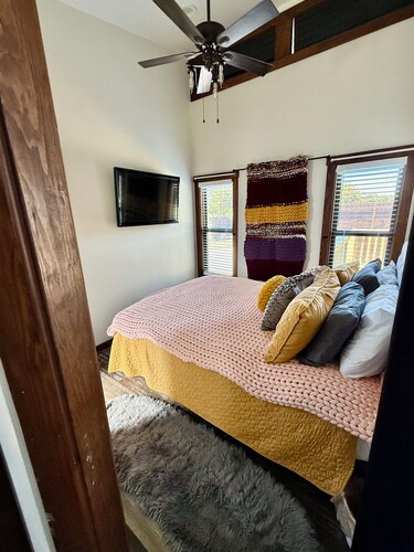 Cozy 1-bedroom cabin with private yard and deck.