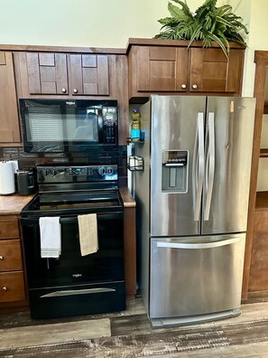 Private kitchen - Cozy 1-bedroom cabin with private yard and deck. (Farmersville)