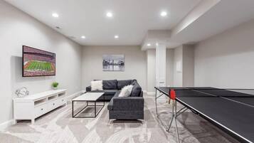 Luxury Duplex, 6 Bedrooms, City View | Living area