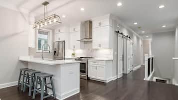 Luxury Duplex, 6 Bedrooms, City View | Private kitchen | Fridge, microwave, oven, stovetop