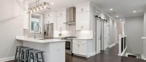 Dúplex de lujo, 6 habitaciones, vista a la ciudad | Cocina privada | Refrigerador, microondas, horno y parrilla de estufa