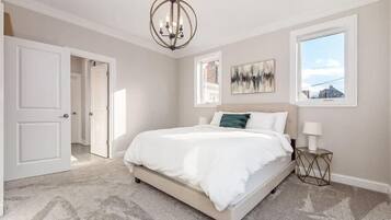 Escritorio, espacio para trabajar con laptop y cortinas blackout