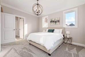 Escritorio, espacio para trabajar con laptop y cortinas blackout 