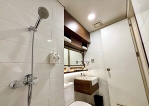 Family Triple Room | Bathroom - Swiss-Belcourt Serpong (Tangerang Selatan)