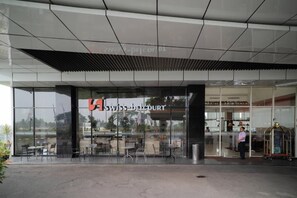 Outdoor dining - Swiss-Belcourt Serpong (South Tangerang)
