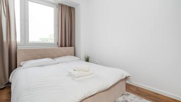 Tabla de planchar con plancha, wifi y ropa de cama