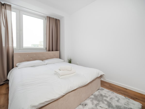 Een strijkplank/strijkijzer, wifi, beddengoed