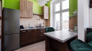 Kühlschrank, Herdplatte, Toaster