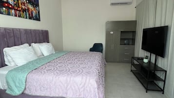 3 bedrooms, iron/ironing board, internet, bed sheets