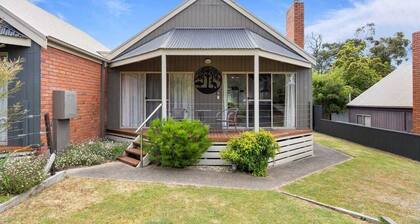 Luxury Spa Villa - Mountain Views Right in Town!