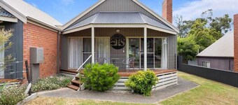 Luxury Spa Villa - Mountain Views Right in Town!