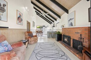 TV connectée, cheminée, livres