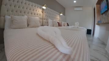 Master Suite 10 | Down duvets, individually furnished, blackout curtains, soundproofing
