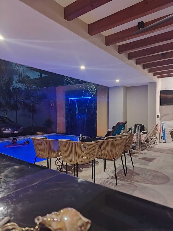 Piscine extérieure, accès possible de 9 h à 22 h, chaises longues