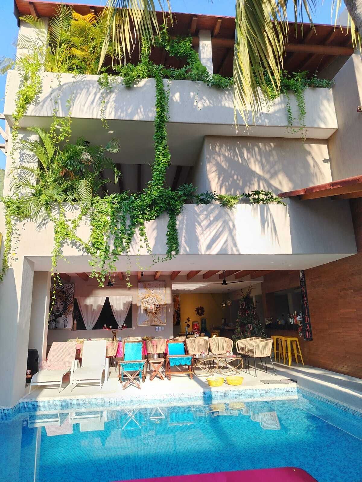 Piscine extérieure, accès possible de 9 h à 22 h, chaises longues