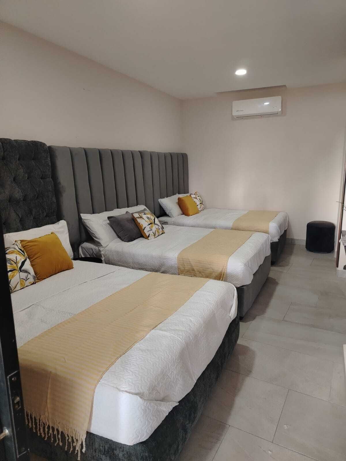 Familiesuite - flere senge - køkken | Mørklægningsgardiner, lydisolering, strygejern/strygebræt, gratis Wi-Fi