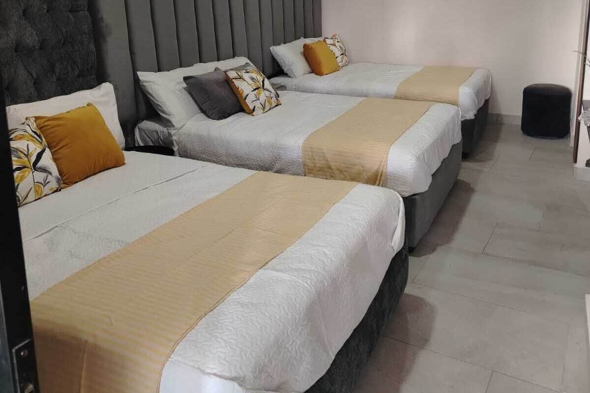 Familiesuite - flere senge - køkken | Mørklægningsgardiner, lydisolering, strygejern/strygebræt, gratis Wi-Fi