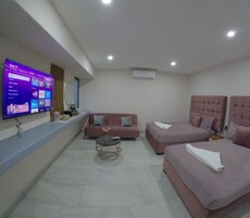 Cariñito | Edredones de plumas, mobiliario individual, cortinas opacas