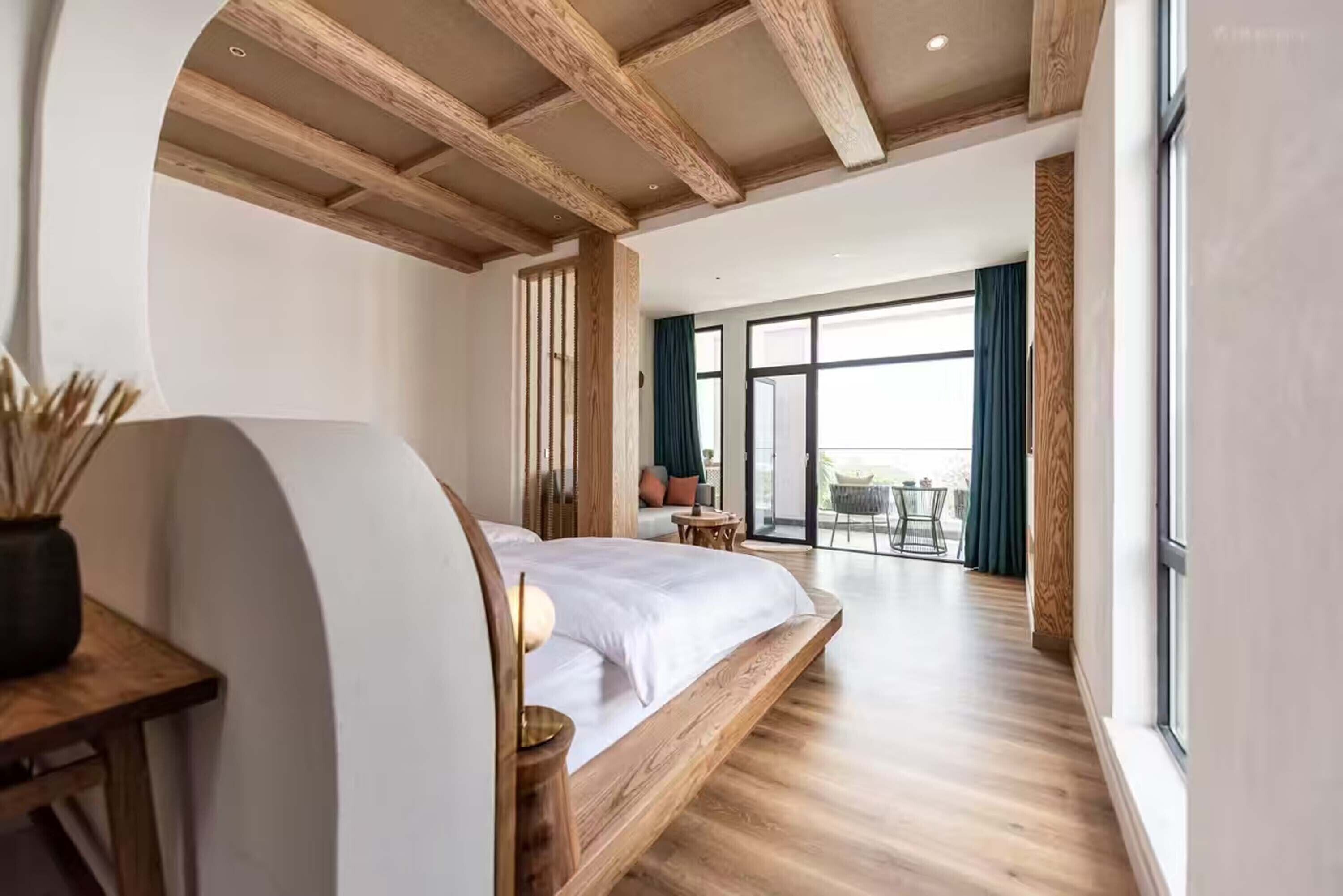 Chambre Romantique avec lits jumeaux, balcon, vue lac | Vue de la chambre