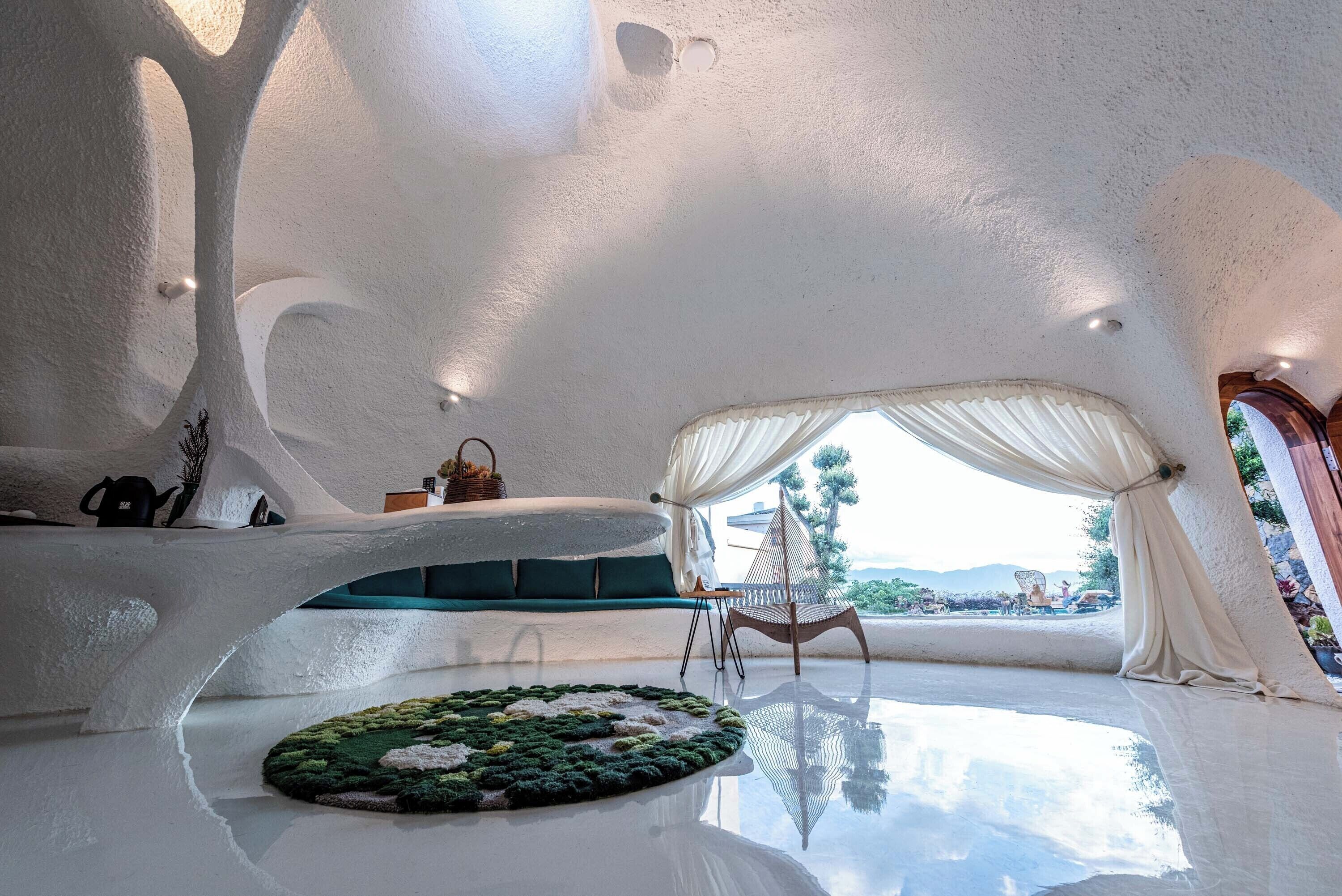 Signature-Suite, Balkon, Blick auf den Innenhof | Kostenlose Minibar, Schreibtisch, Verdunkelungsvorhänge