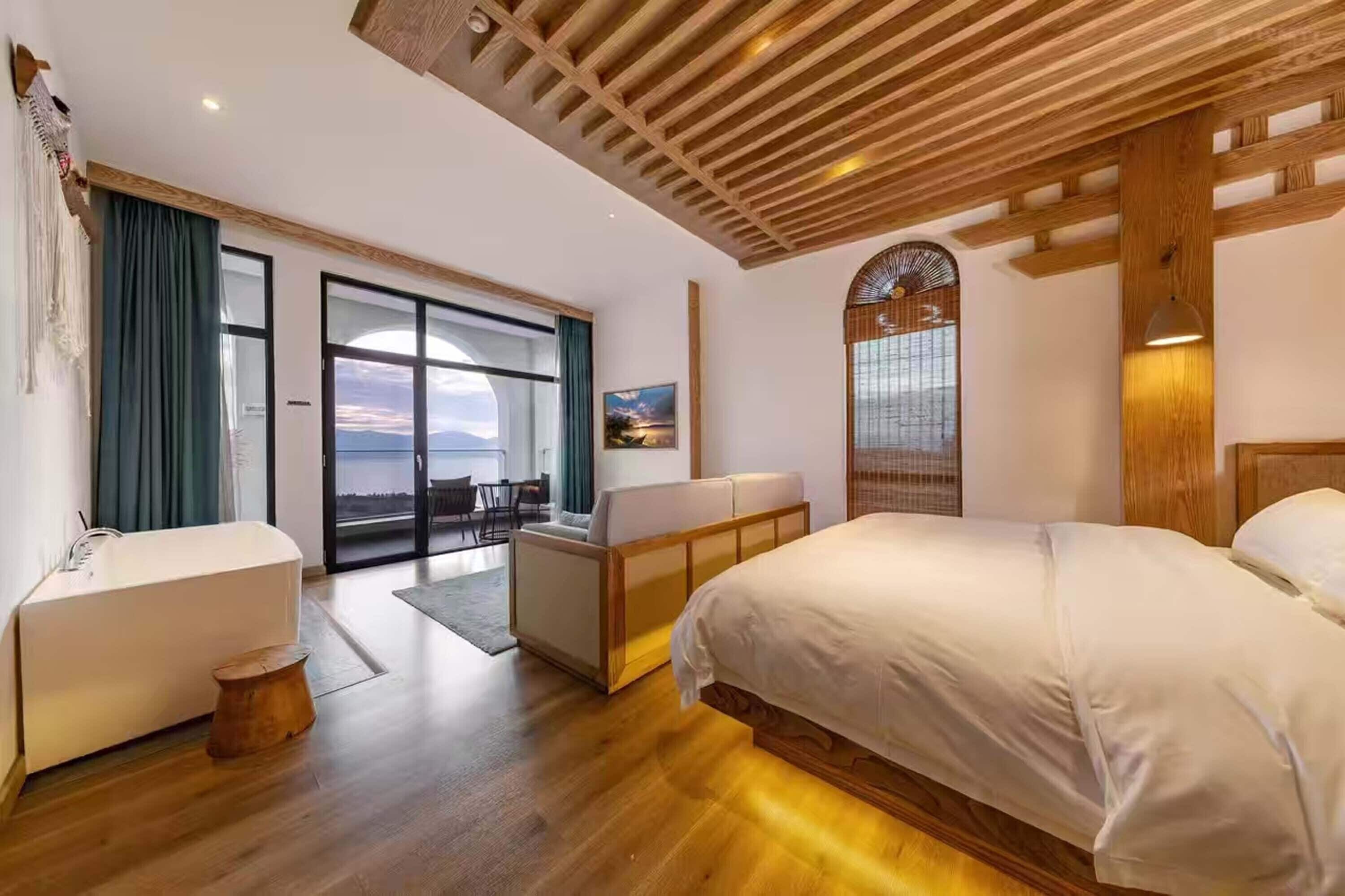 浪漫双人房, 阳台, 湖景 | 迷你吧（备有免费物品）、办公桌、遮光窗帘、熨斗/熨衣板