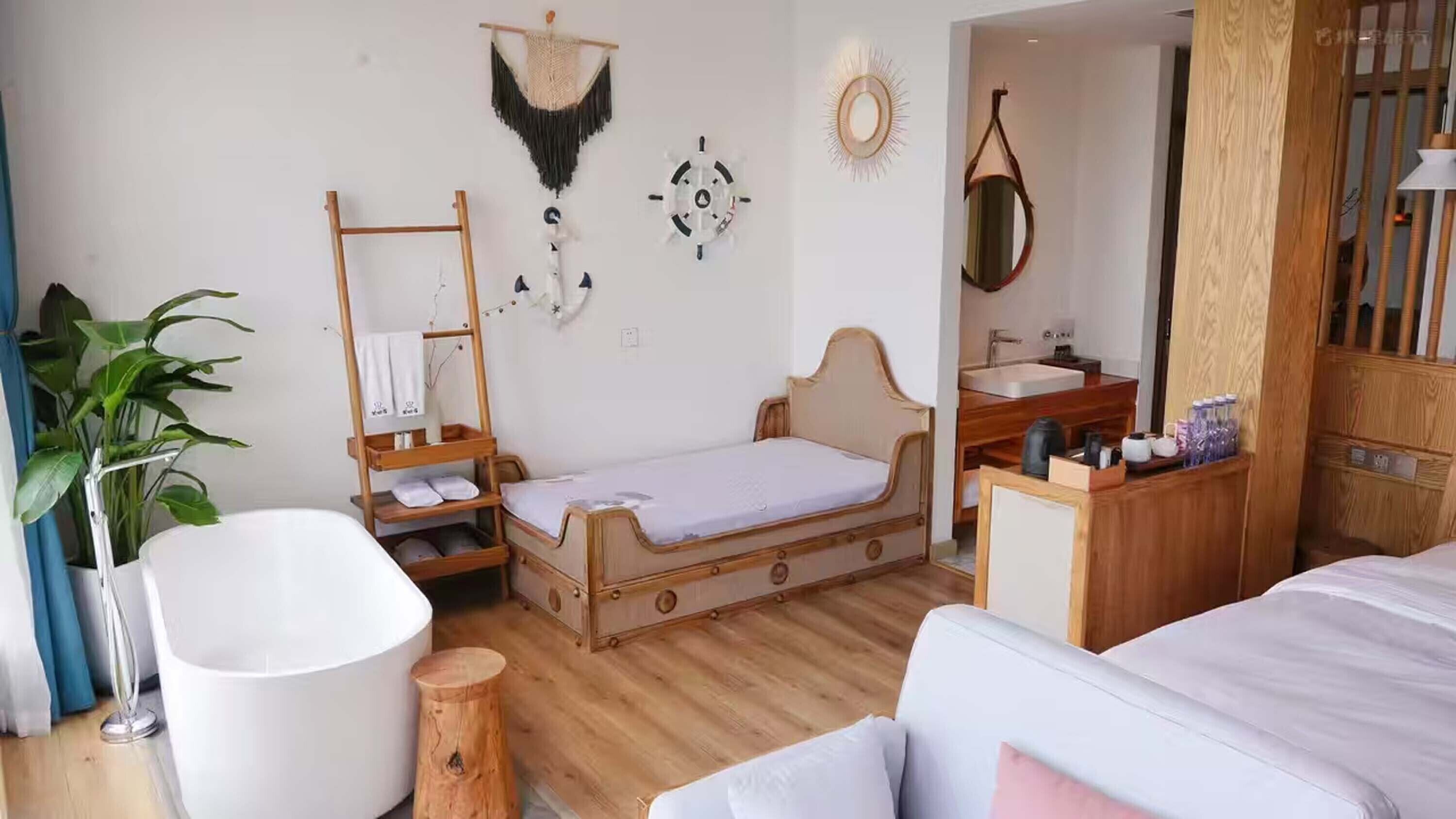 Familienzimmer, Seeblick | Kostenlose Minibar, Schreibtisch, Verdunkelungsvorhänge