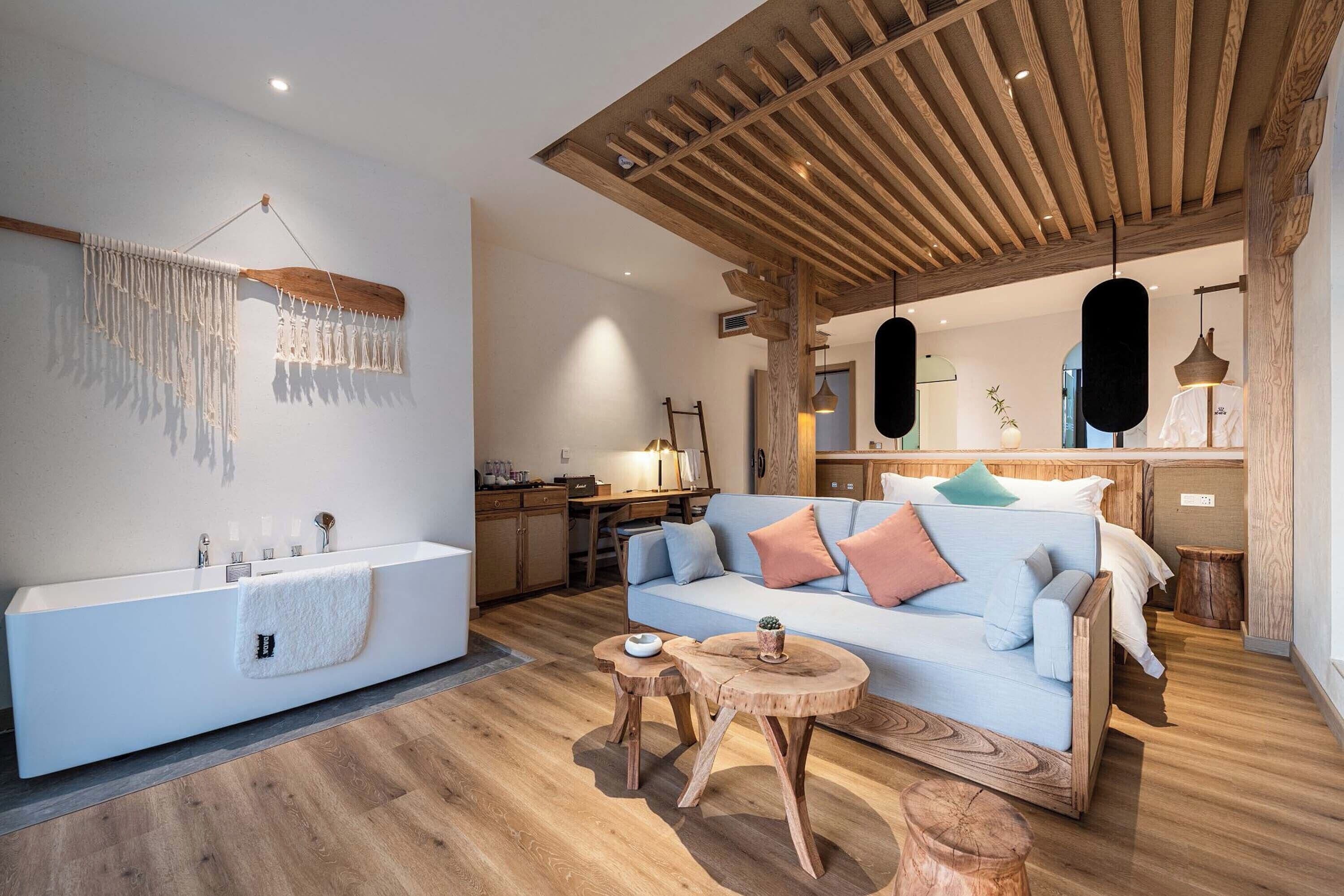 Romantische tweepersoonskamer, balkon, uitzicht op meer | Een gratis minibar, een bureau, verduisterende gordijnen