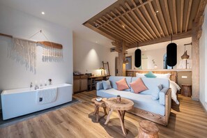 Doppia Romantica, balcone, vista lago | Minibar con snack e bevande gratuite, una scrivania, tende oscuranti