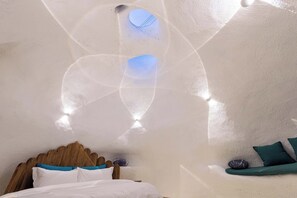Suite Signature, balcone, vista cortile | Minibar con snack e bevande gratuite, una scrivania, tende oscuranti