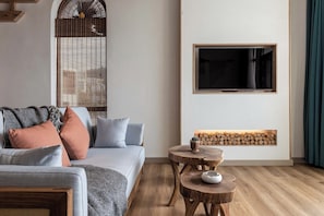Minibar con artículos gratuitos, escritorio y cortinas blackout 