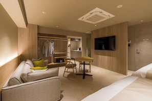 Standard Room, Non Smoking (2 Queen Beds & 1 Queen Sofa Bed) | Dihias secara berasingan, meja, katil bayi/kot (percuma), Wi-fi percuma 