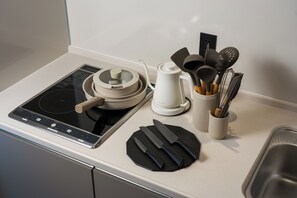 Full-sized fridge, microwave, stovetop, cookware/dishes/utensils - Sumu Ueno East (Tokyo)