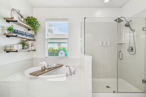Shower, hair dryer, bidet, towels - Upscale Tampa Family Escape: Pool, Spa & Mini Golf (Tampa)