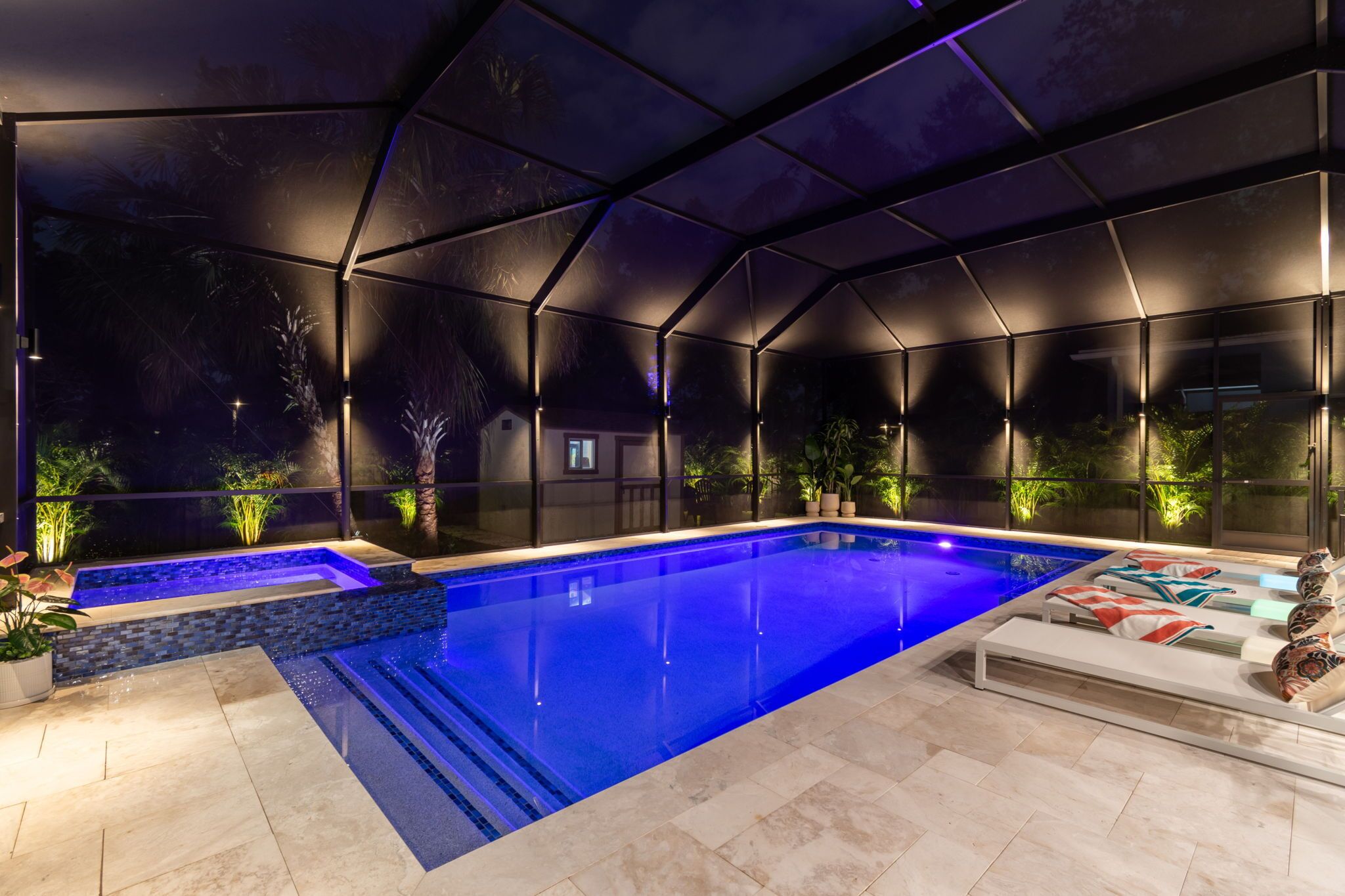 Una piscina al aire libre, una piscina climatizada