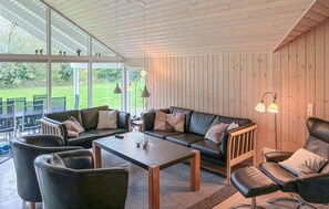 TV, fireplace, ping pong - Beautiful home in Idestrup with sauna (Idestrup)