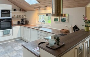 Fridge, stovetop, dishwasher, coffee/tea maker - Beautiful home in Idestrup with sauna (Idestrup)