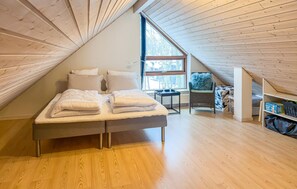 Iron/ironing board, travel cot, free WiFi - 3 bedroom awesome apartment in Væggerløse (Væggerløse)