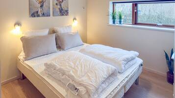2 bedrooms, iron/ironing board, travel crib, free WiFi