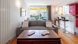 TV - 1-Br Apartment in Cannes, Peaceful, Seaside Atmosphere (Cannes)