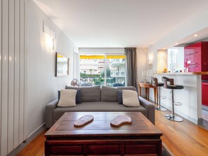 Unclassified image, 3 of 27, button - 1-Br Apartment in Cannes, Peaceful, Seaside Atmosphere (Cannes)