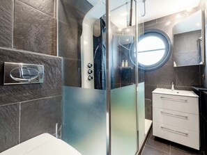 Shower, hair dryer, towels - 1-Br Apartment in Cannes, Peaceful, Seaside Atmosphere (Cannes)