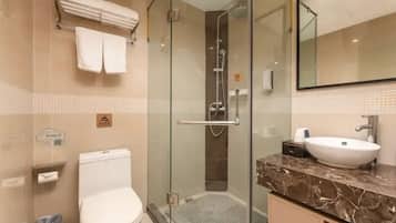 Ducha, secador de pelo, toallas, jabón