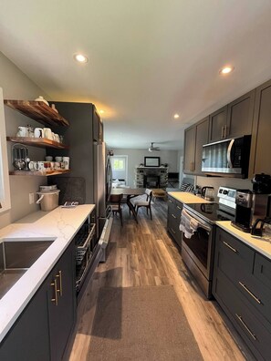 Paper towels - Cozy Cottage | 5 mins Walk to Beach | Georgian Bay (Town of blue mountains)