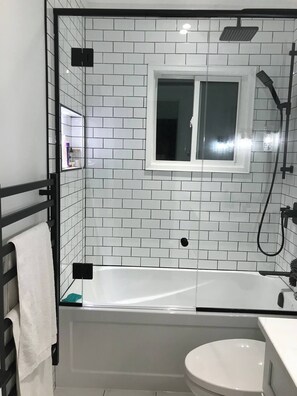 Hair dryer, towels, soap, shampoo - Cozy Cottage | 5 mins Walk to Beach | Georgian Bay (Town of blue mountains)
