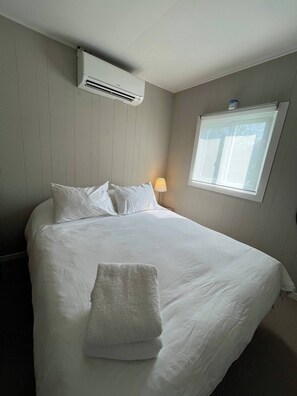 3 bedrooms, iron/ironing board, free WiFi, bed sheets - Cozy Cottage | 5 mins Walk to Beach | Georgian Bay (Town of blue mountains)