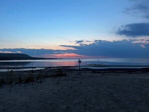 Beach - Cozy Cottage | 5 mins Walk to Beach | Georgian Bay (Town of blue mountains)