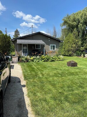 Exterior - Cozy Cottage | 5 mins Walk to Beach | Georgian Bay (Town of blue mountains)