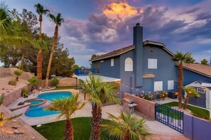 Apartamento familiar, patio, vistas a la montaña | Piscina | Una piscina al aire libre